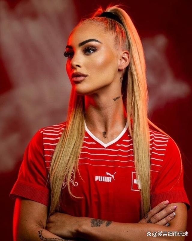 火爆的足球赛场上,女选手由劲爆表现的简单介绍 火爆的足球赛场上,女选手由劲爆表现的简单介绍