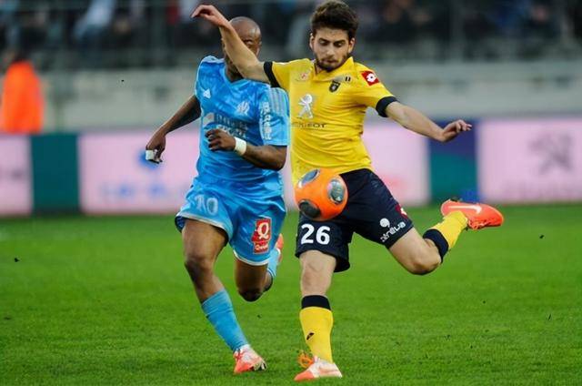 包含亚眠客场惊险战平巴黎，保持不败的词条