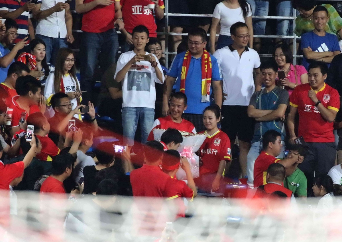 包含兰斯主场大胜对手，取得关键胜利的词条