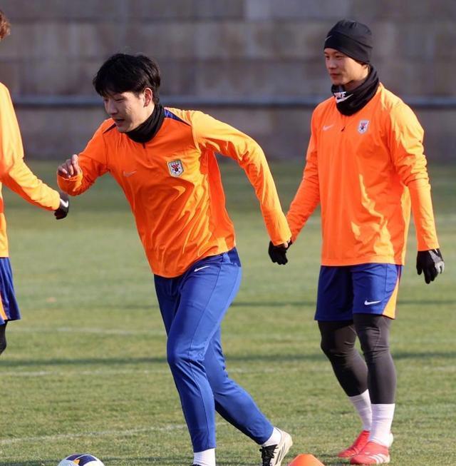 开云体育官网-亚冠赛场悬念重重，紧张战局愈演愈烈