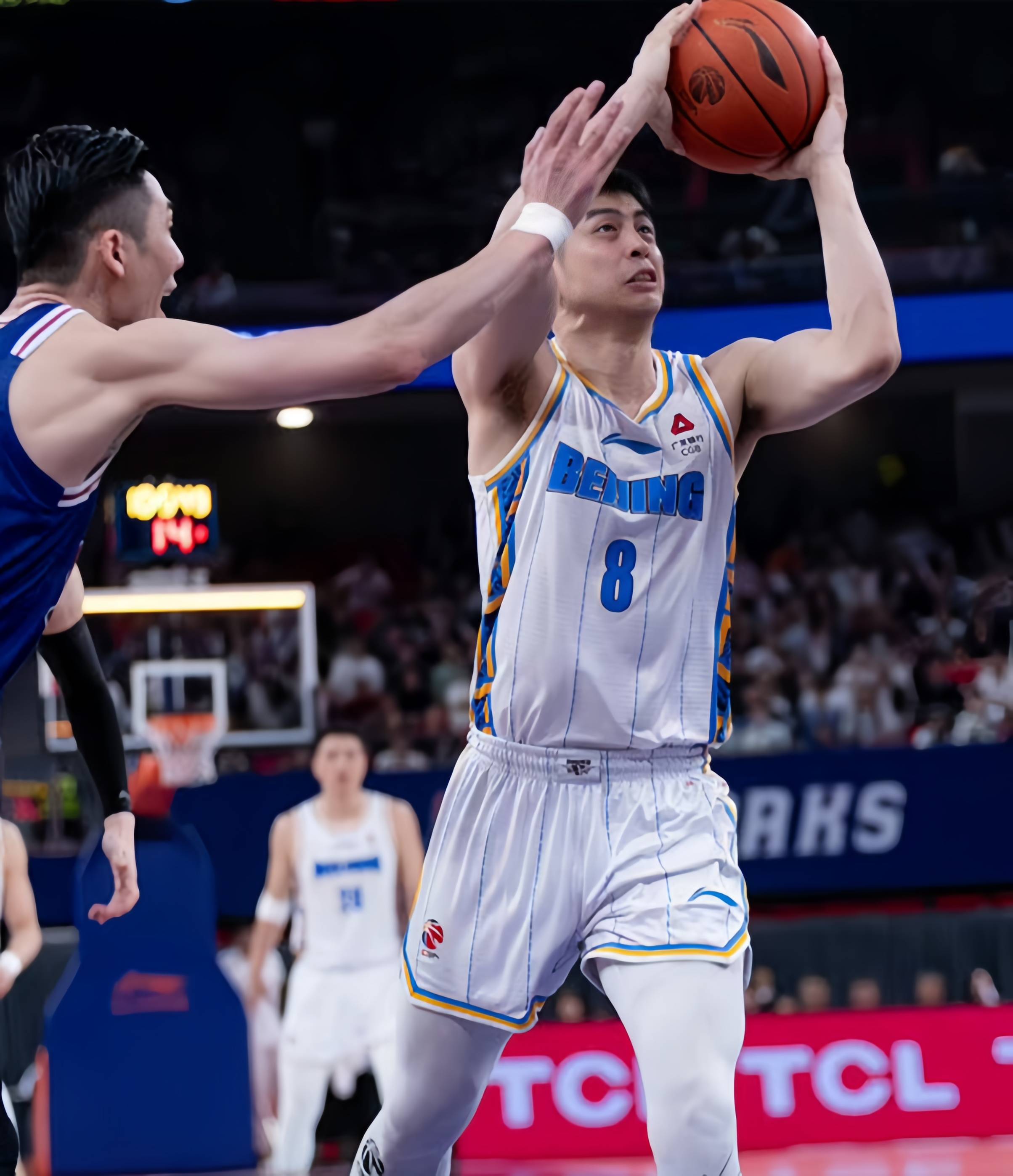 篮球界新星崛起，冲击老牌强队震撼的简单介绍