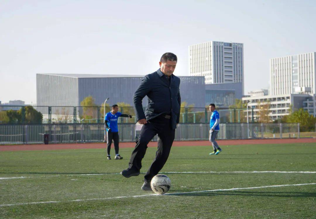 欢声笑语足球赛场一片繁荣，国内球员斗志昂扬的简单介绍