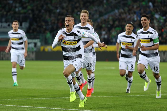 包含沃尔夫斯堡在客场比赛中大获全胜，排名稳定提升的词条