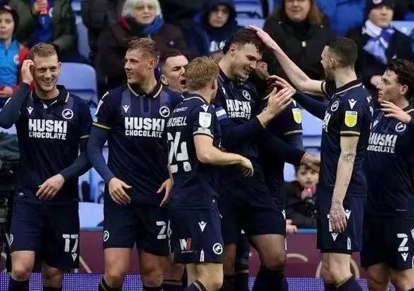 包含莱切斯特城逆袭战胜对手稳固五大联赛位置的词条