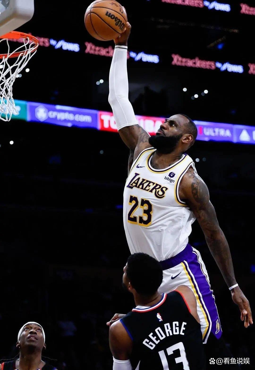 开云体育中国-湖人客场大胜马刺,詹姆斯三双表现惊艳