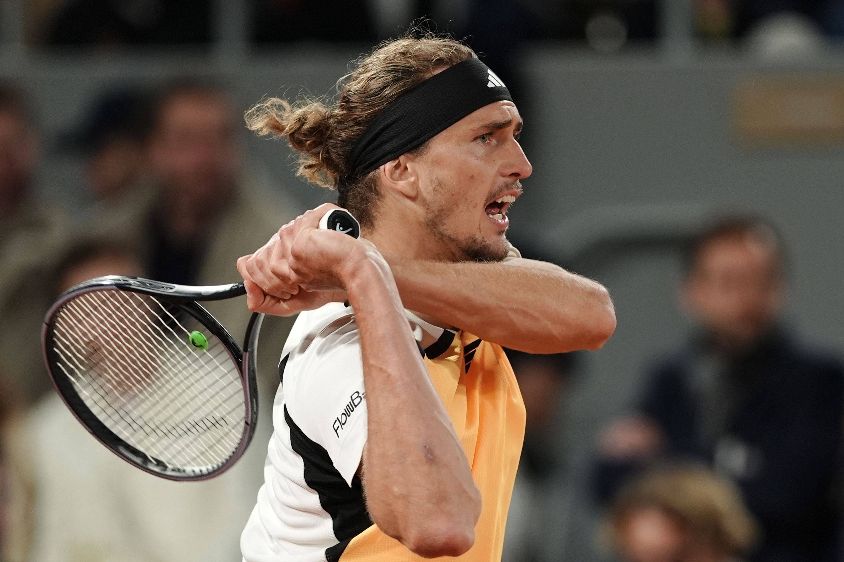 西班牙网球队险胜世界网球队,兹维列夫完成帽子戏法的简单介绍 西班牙网球队险胜世界网球队,兹维列夫完成帽子戏法的简单介绍